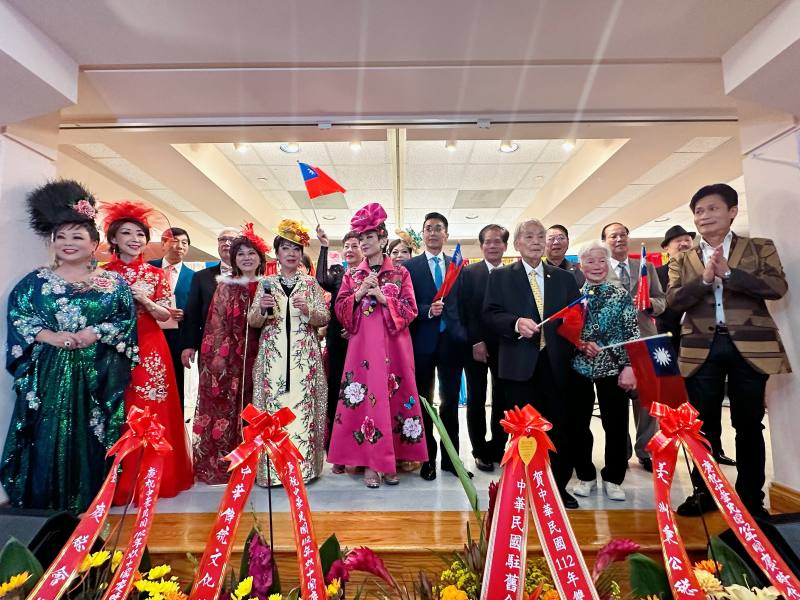 舊金山灣區文教中心主任蘇上傑(右8)、駐美中華總會館代總董張耀庭(右6)與眾僑領合唱《中華民國頌》