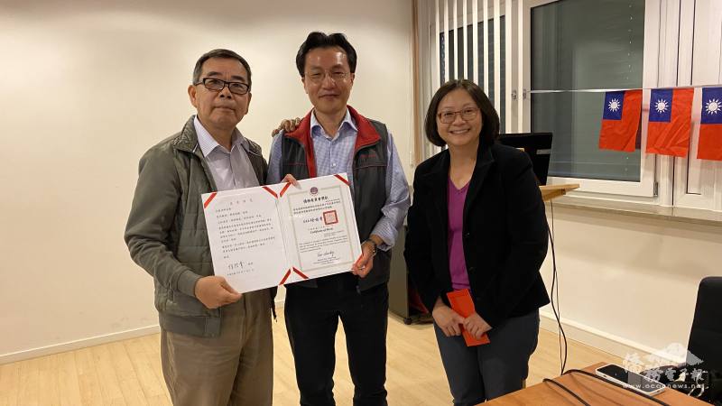 頒發優良教師；左起辦事處處長陳槱順、華文教師黃尚義、僑務秘書傅瑾玲