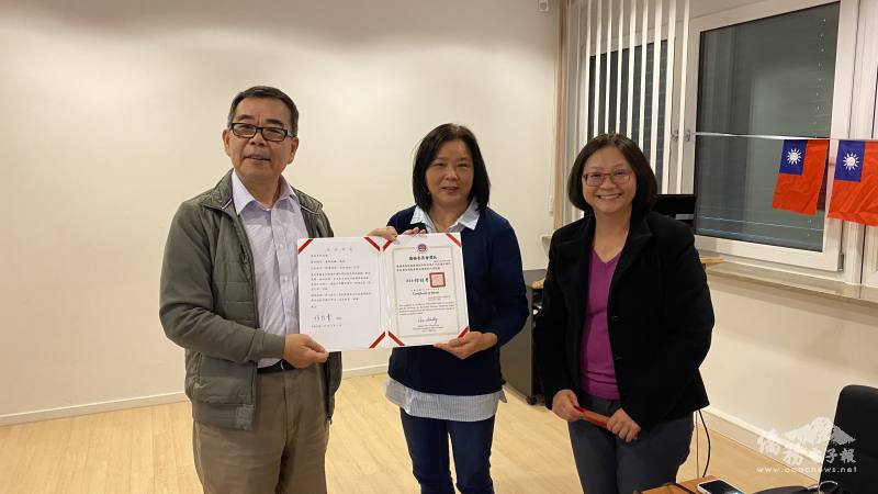 頒發優良教師；左起，辦事處處長陳槱順、華文教師陳綉滿、僑務秘書傅瑾玲