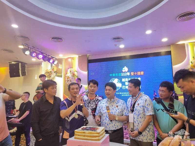 韓國耀(中)切112年雙十國慶蛋糕