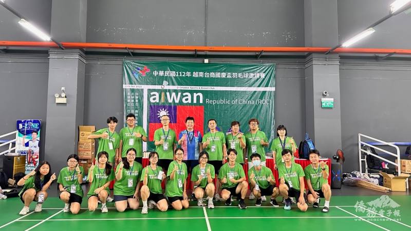 張皓鈞(後排左4)、會長吳昭宏(後排右4)與擔任裁判的胡台校同學合影