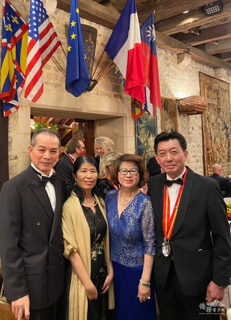 林奇雋於2021年「勃根地品酒騎士會（Confrérie des Chevaliers du Tastevin）」的授勳儀式上，與時任駐法公使劉邦治賢伉儷合影