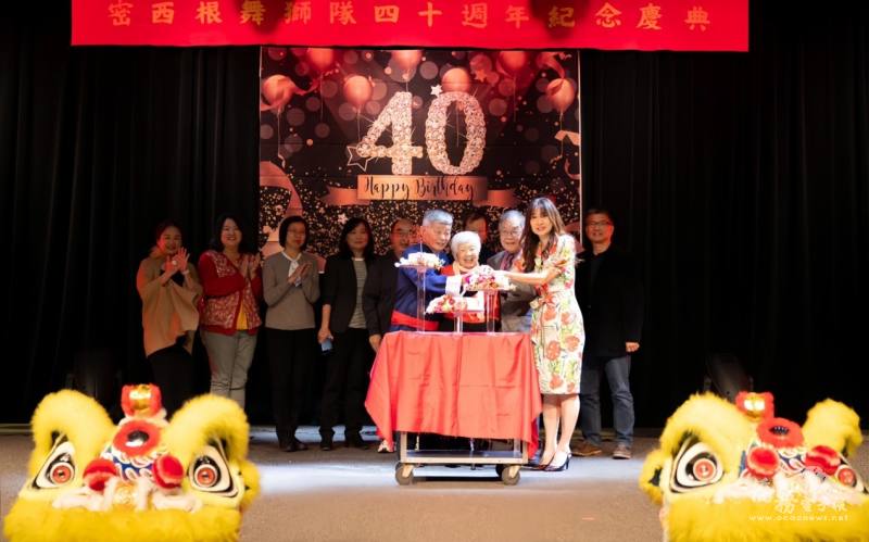 90歲的共同創辦人袁潤誠夫人與創團人周啟峰、傅芳政及團長賀婉青一同切蛋糕，慶祝40週年