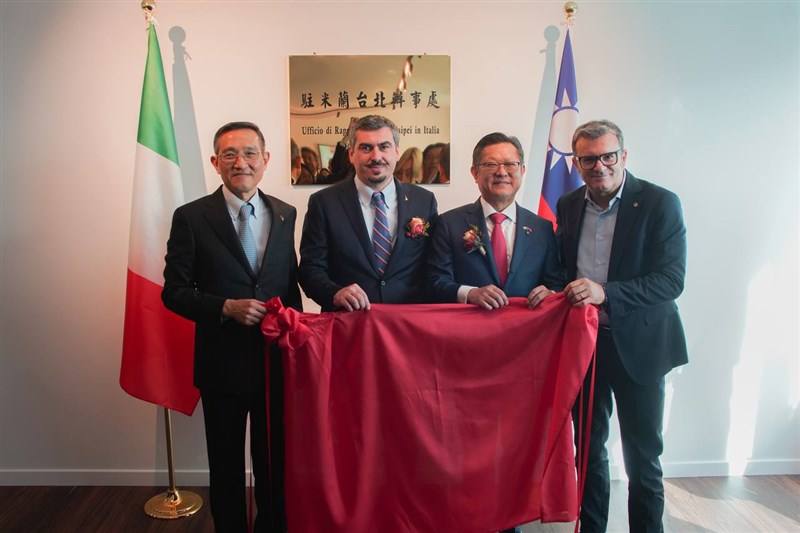 From left: Taiwan representative to Italy Y. C. Tsai (蔡允中); Paolo Formentini, vice president of the Foreign Affairs Commission of the Italian Chamber Deputies; former deputy representative to Italy Riccardo Lin (林讚南); Gian Marco Centinaio, vice president 