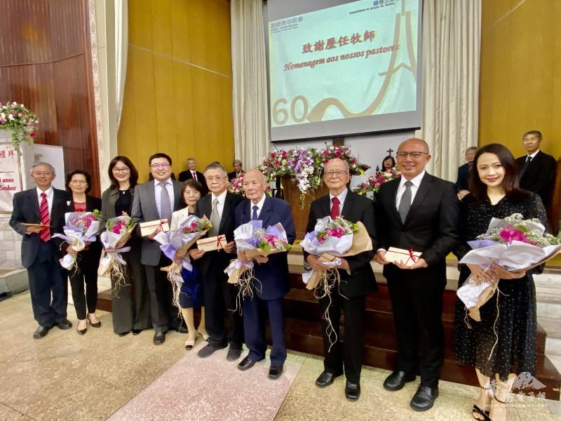 致贈謝卡、禮金及獻花給歷任牧師