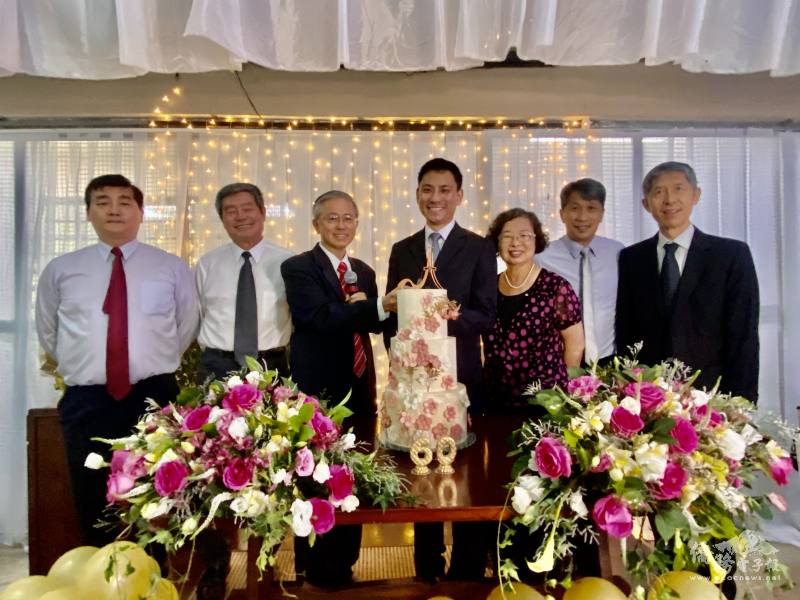 牧師鄭國卿（左三）、傳道周凱倫（右四）和現任長老陳仁山（右一）、黃禮彬（右二）、劉慈媛（右三）、王明惠（左二）、蔣忠義（左一）合切三層生日蛋糕