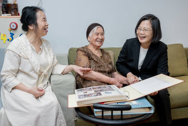 重陽節將屆，蔡英文總統17日下午前往新北市探視百歲人瑞彭李足妹女士