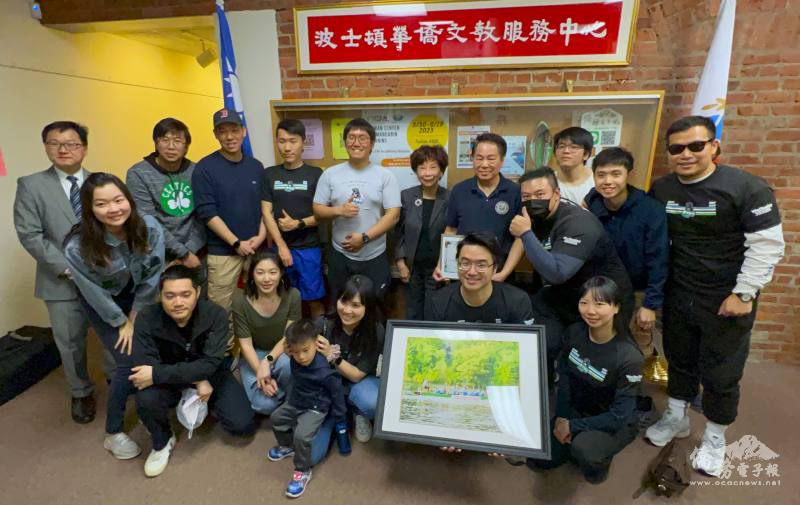 波士頓臺灣龍舟隊參加牛頓臺灣日活動，感謝神筆基金會創辦人伍振中捐款贊助買船；僑務委員郭競儒共襄盛舉