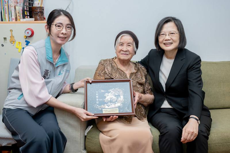 總統重陽節探視百歲人瑞彭李足妹女士