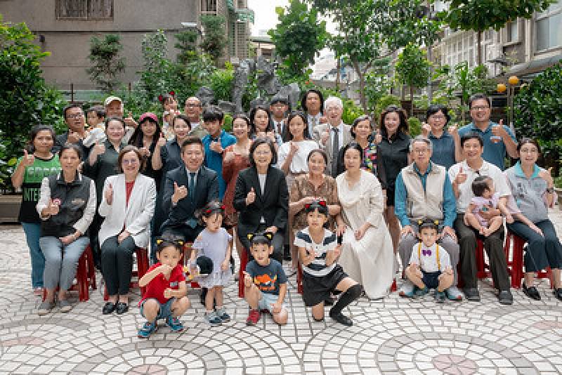 總統與出席人員合影