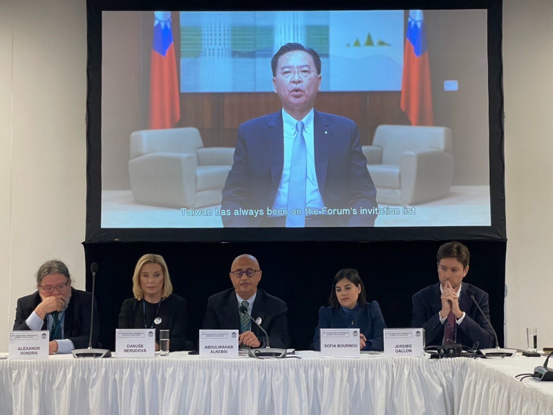 曾經訪台的捷克前總統候選人內魯多娃（Danuše Nerudová）博士（左二）及歐洲議會議員Alexandr Vondra（左一）等政商界領袖出席公元2000論壇聆聽吳部長演講。