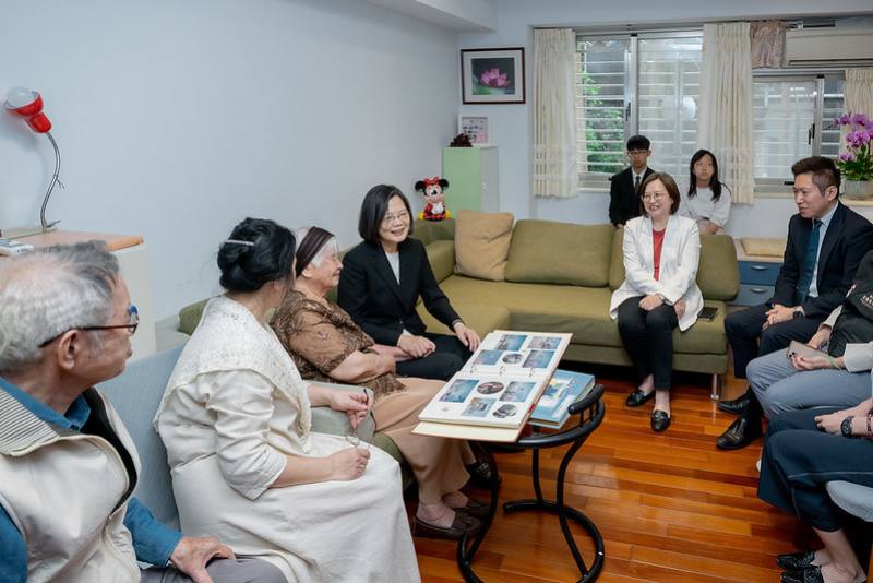總統與彭李阿嬤親切話家常，關心阿嬤的生活起居及健康狀況