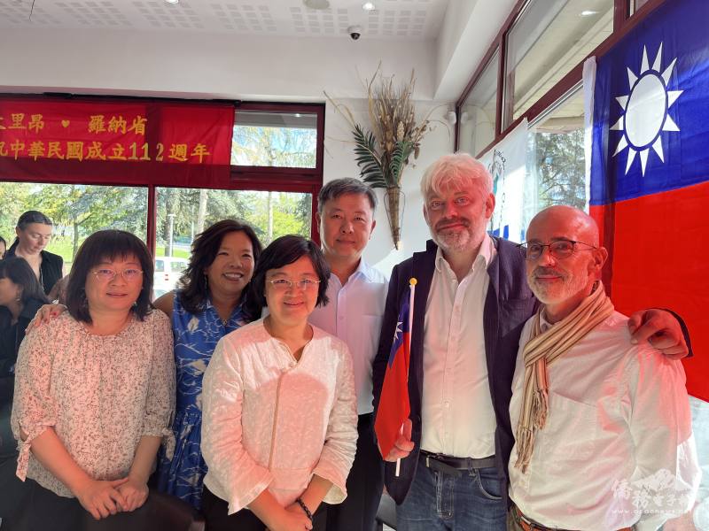 駐普羅旺斯辦事處大使沈真宏(右3)、里昂臺客文化協會會長楊珮瑜(左2)及知名學者高格孚(Stéphane Corcuff)(右1)合影