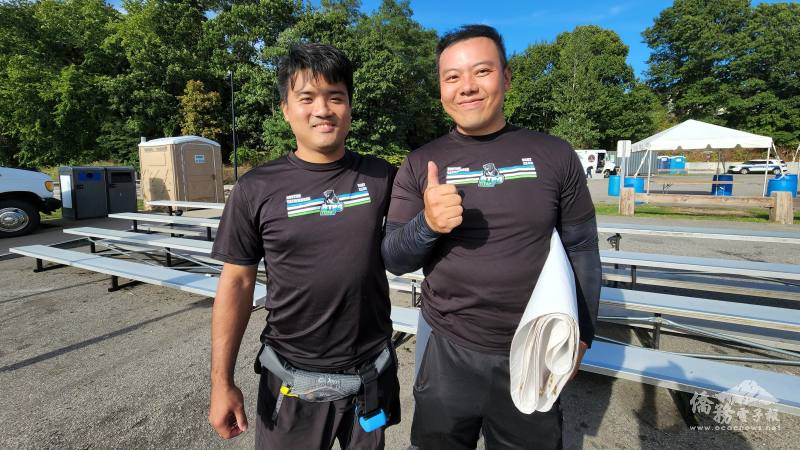 波士頓臺灣龍舟隊在教練盧信瑋(左)和前任會長李鴻宇的率領下，奠立堅實基礎