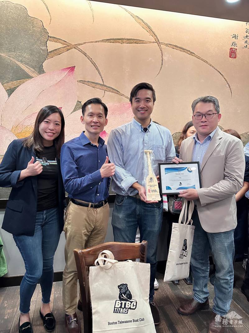 廖朝宏(左二)和E Ink林朝仲 (右一)在慶功宴中，從會長邱偉哲(右二)和公關陳奕如 (左一)手中接過小木槳等感謝禮物(BTBC提供)