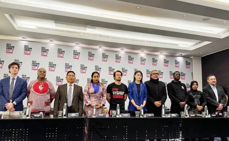 「奧斯陸自由論壇」18日在台登場，美國人權基金會創辦人哈佛森（Thor Halvorssen）（左5）出席記者會時表示，這是重要的機會，向台灣民眾傳達爭取自由民主是普世價值。