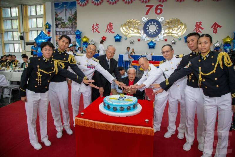 唐司令、歷任校長與學生代表切蛋糕，慶祝海官76週年生日快樂。（軍聞社記者莊家宏攝）