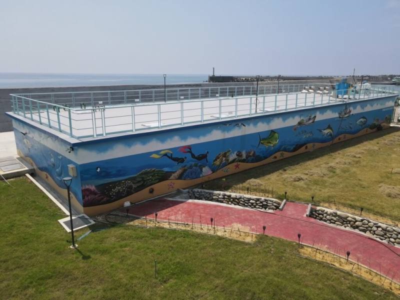 屏東縣政府為提升琉球鄉海域水質，第4座大福聚落式污水處理廠19日完工啟用，廠區的結構體及防波堤岸彩繪融入地景、綠化景觀，再添新地標。（屏東縣政府提供）
