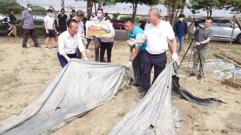 嘉義縣環保局19日在中埔鄉舉辦回收廢農膜成果發表會，縣長翁章梁（前左）並親自到絲瓜田示範回收廢農膜，與眾人合力抖落附著的塵土並捆成捲。