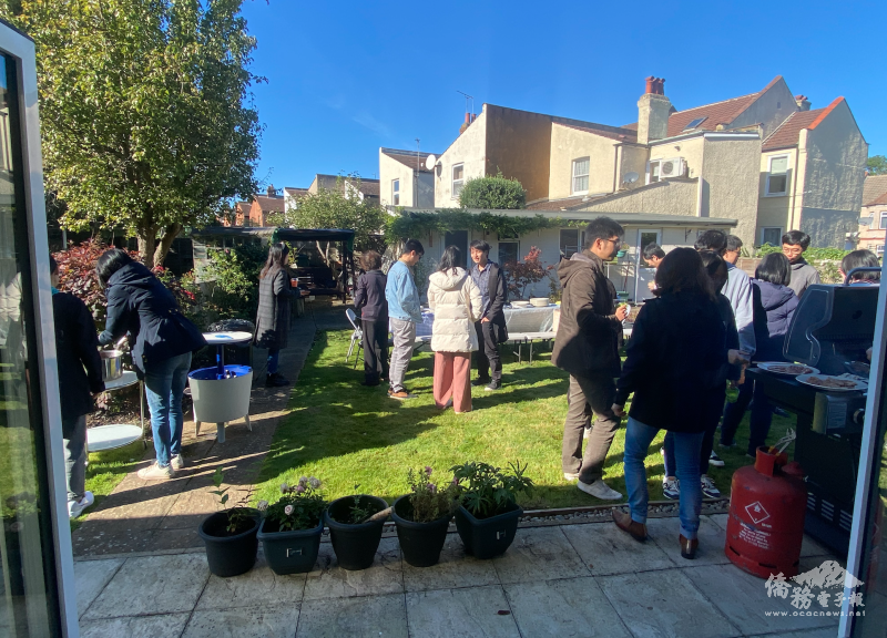 在英式庭園辦趴烤肉，串連老中青校友分享生活就業資訊。(英國臺大校友會提供)