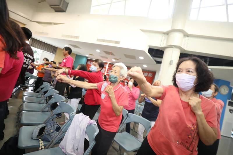 高雄市社會局引進智能運動健康設備，開辦10處銀髮健身房，19日在五甲社會福利服務館舉辦啟用儀式，現場活動帶領據點長輩一起做健康活力操，展現不老活力與熱情，歡慶健身房正式啟用。（高雄市社會局提供）