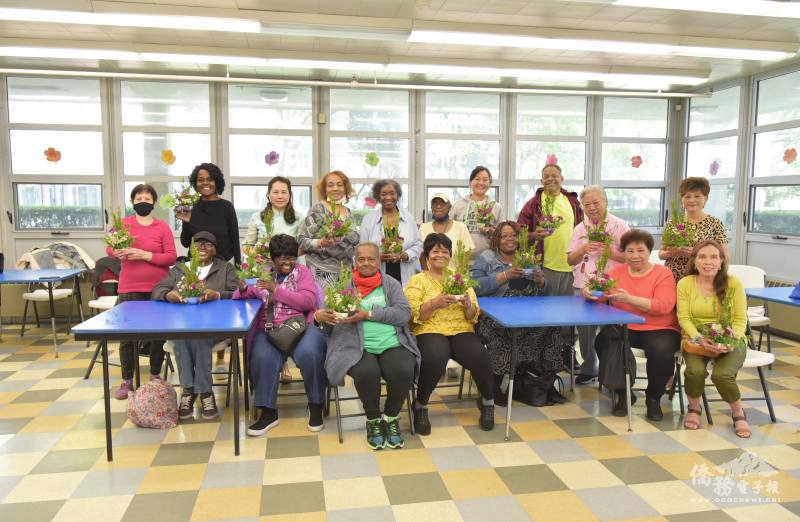 芝加哥花語社指導主流老年社區民眾花藝活動，全體合影留念臉上洋溢著笑容