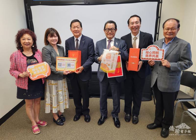 陳啟耕(右二)致贈錦旗與紀念品予李芳信(右三)與李芳裕(左三)；橙縣文教中心主任蕭蓓如(左二)與北美洲臺灣商會監事長林翠雲僑務諮詢委員(左一)及僑務諮詢委員邱垂煌(右一)表達致謝