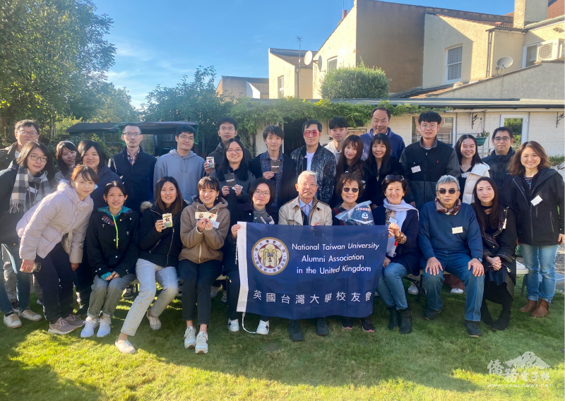 英國臺大校友會十月聚會在李勳墉、藍國瑜伉儷家院子烤肉。(英國臺大校友會提供)