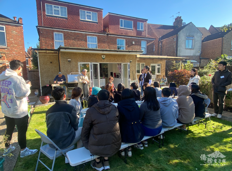 駐英國臺北代表處僑務組組長陳世池到場同聚，贊助推廣i僑卡並鼓勵大家明年返臺投票。(英國臺大校友會提供)