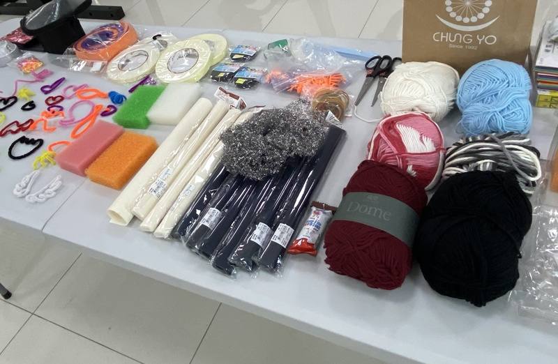 萬聖節將至，弘光科技大學永續發展辦公室和化妝品應用系合作，以廚房鋼刷、毛線等，示範做出環保又獨特的造型。