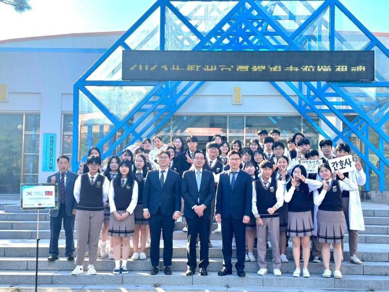 郭承凱與應慶南外國語高中師生合影