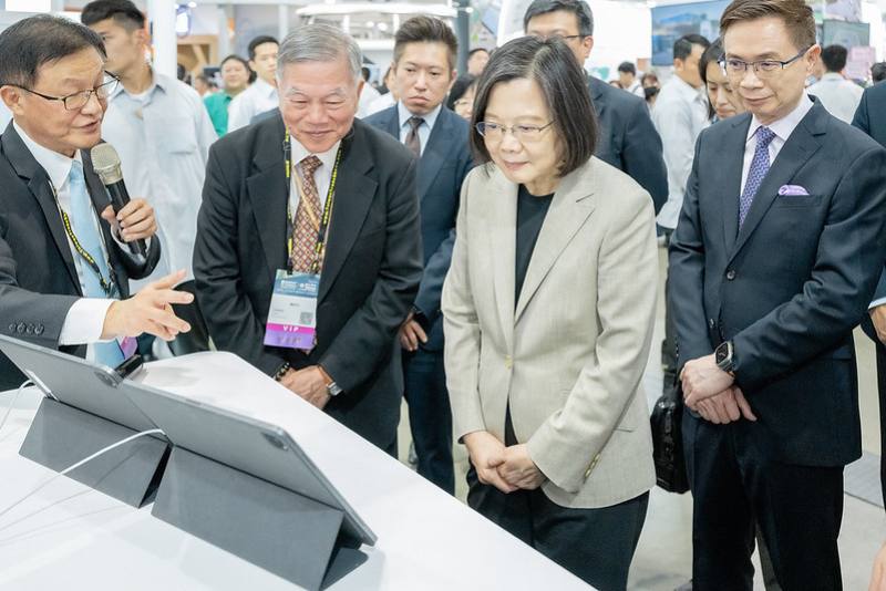 蔡英文總統18日下午出席「2023年『台灣國際智慧能源週』及『台灣國際淨零永續展』」