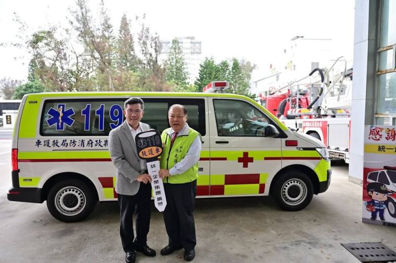 統一集團18日捐贈1部價值新台幣319萬元的救護車給澎湖縣消防局，縣長陳光復（右）代表受贈。（澎湖縣政府消防局提供）