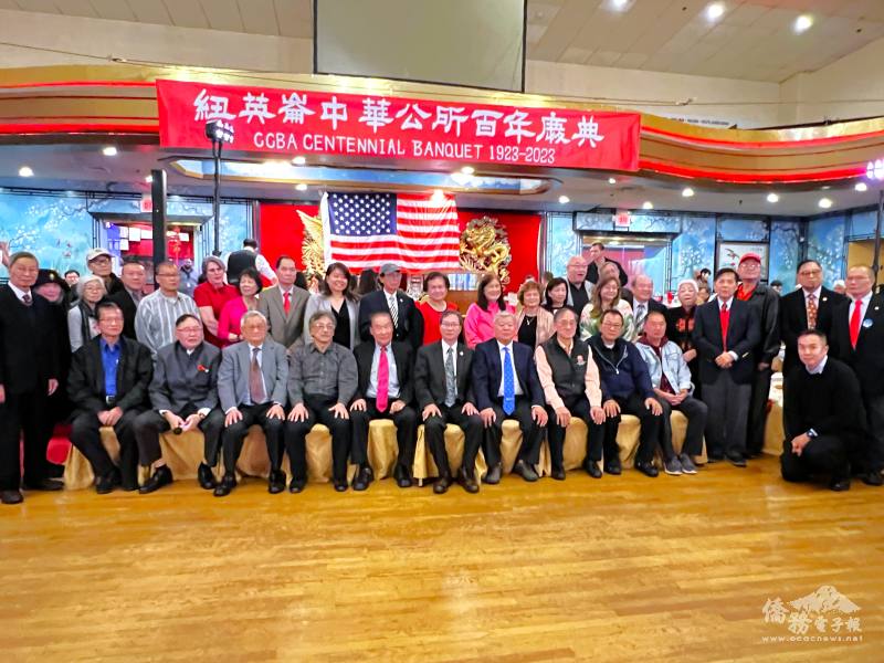 歷任中華公所主席和現任董事合影。前排坐者為歷任主席，左起，黃兆祥、阮鴻燦、陳家驊、梁永基、梁添光、雷國輝、李衛新、黃國威、何遠光、鄭慧民