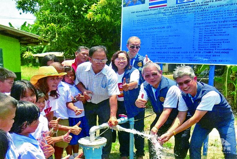 曼谷挽那扶輪社與臺灣扶輪社共同為泰國偏遠地區學校挖鑿水井，並捐贈濾水器給學校