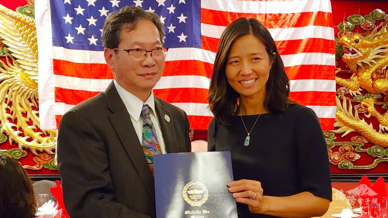 波士頓市長吳弭(右)送上表揚狀給中華公所，由主席雷國輝代表接受