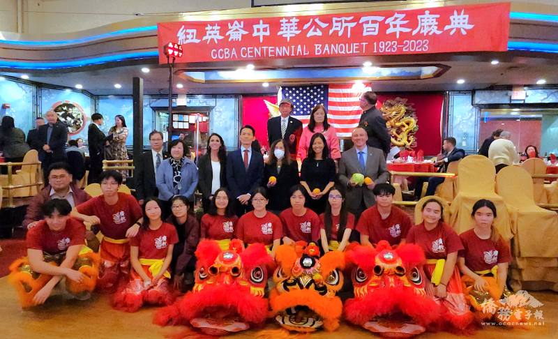 中華公所的百歲慶典邀請廣教學校表演舞獅