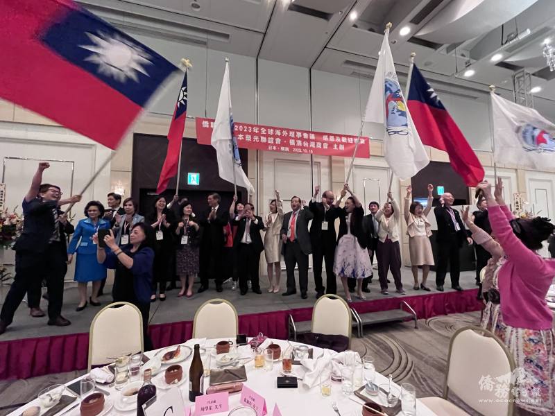 眾人揮舞國旗及會旗高歌愛國歌曲