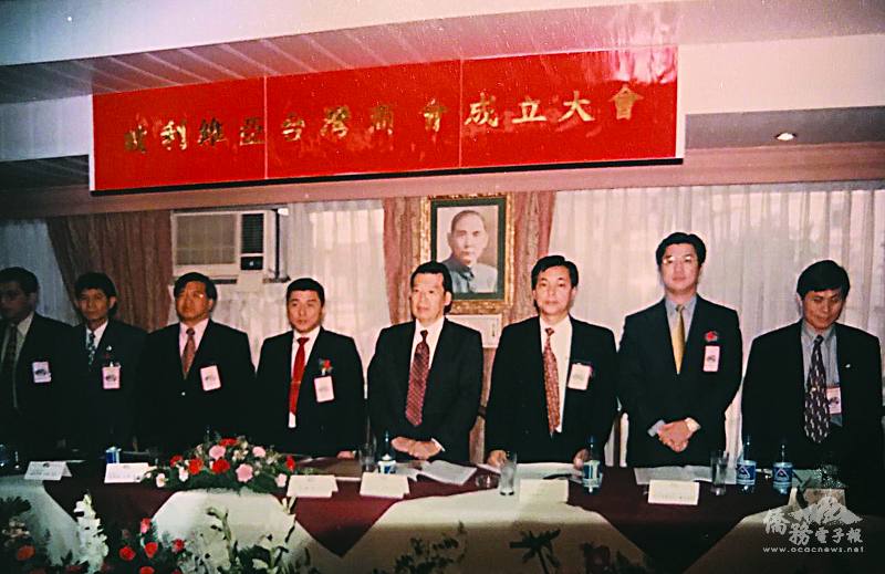 梁政淵（右3）出席玻利維亞臺灣商會成立大會