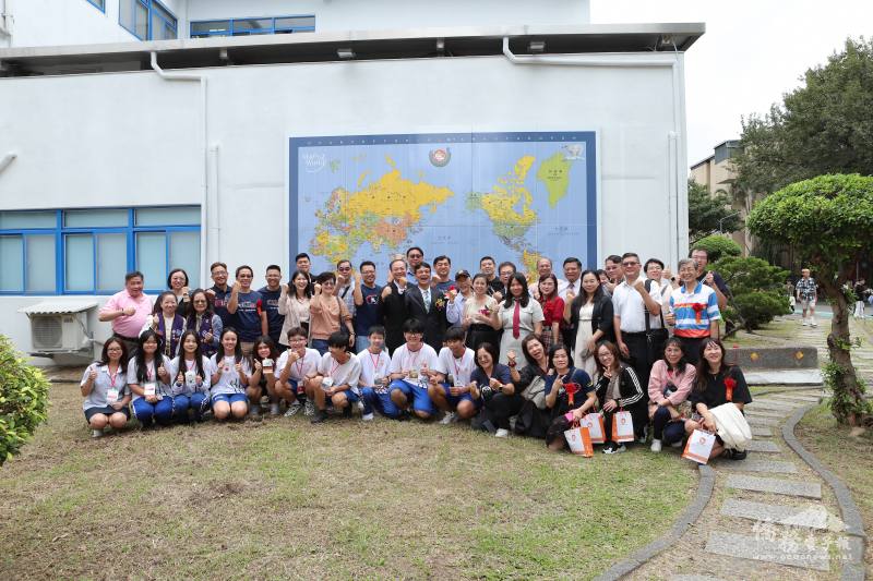 副處長王怡如和與會貴賓於世界地圖大合照