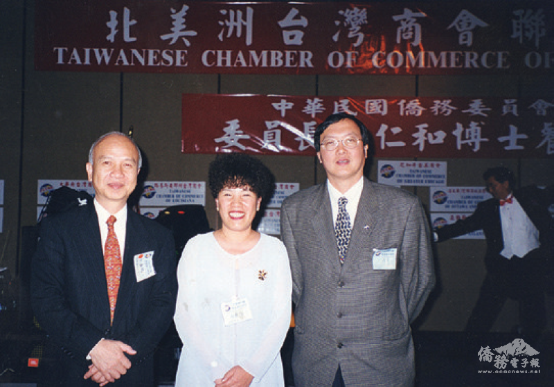 1999年6月，張勝凱（左）及秘書長斯碧瑤（中）、財務長劉國華（右）參加芝加哥「第1屆青年創業研討會」