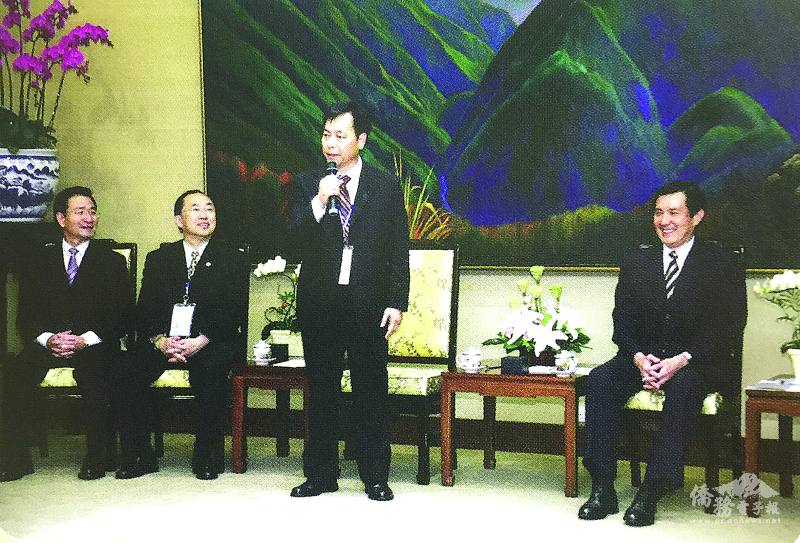 梁政淵（左3）率領世總回國訪問團晉見馬英九總統時，代表致詞