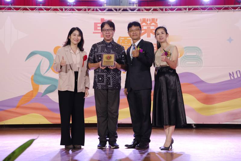 副處長王怡如(左一)與華僑高中績優人員合影