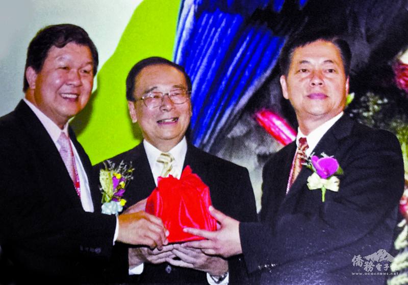 梁政淵（右）接任世界臺灣商會聯合總會第14屆總會長