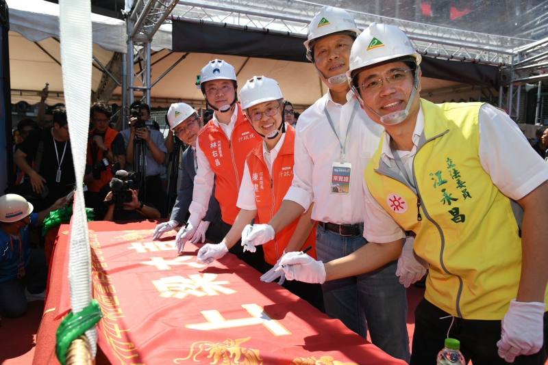 行政院長陳建仁出席新北市中和區警消社會住宅統包工程上梁典禮