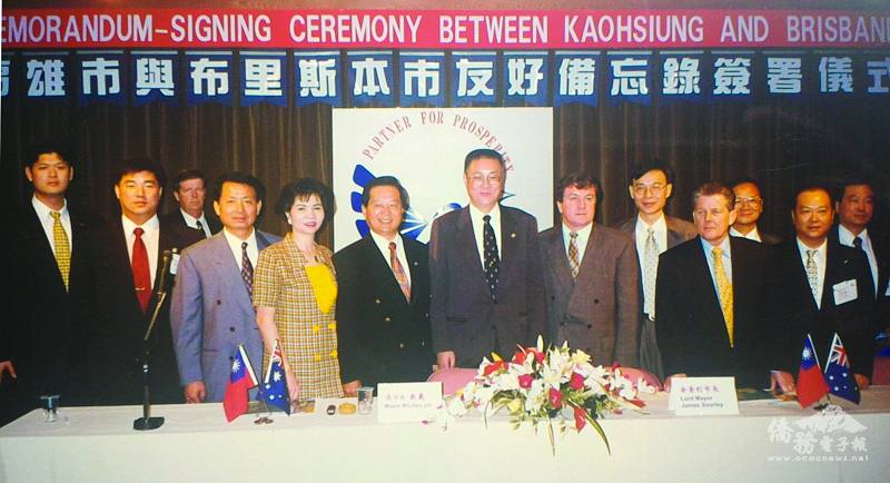 1997年，在黃中東（前排左5）與當地僑胞極力撮合下，高雄市及布里斯本市締結為姊妹市