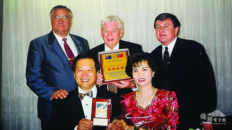 1997年，在伊普斯威奇市市長John Nugent、布里斯本市市長Jim Soorley、洛根市市長Rod Golledge 的見證下，黃中東夫婦榮任伊普斯威奇市榮譽大使