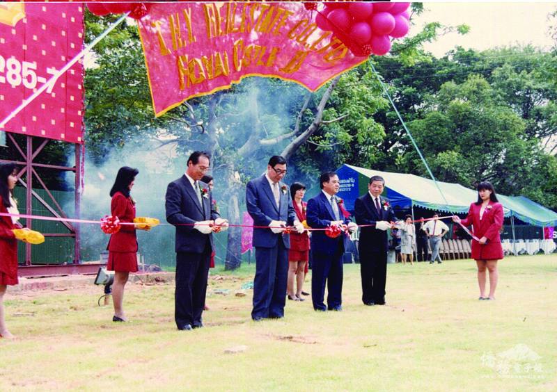 「宮庭帝苑」動土典禮，由駐泰代表劉瑛大使（左2）、余聲清主席（左1）及連光明主席（右1）共同剪綵
