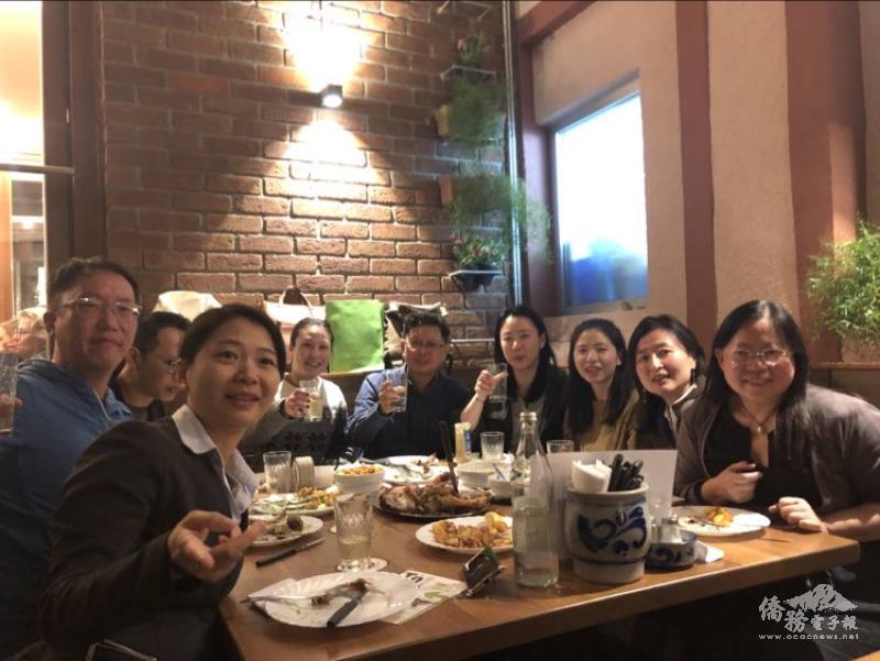 僑胞們高興地互相交流臺德兩地間的文化見聞與經驗分享