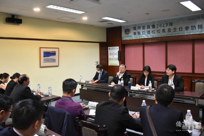 僑委會副委員長呂元榮主持綜合座談，與參訪團老師互動熱烈